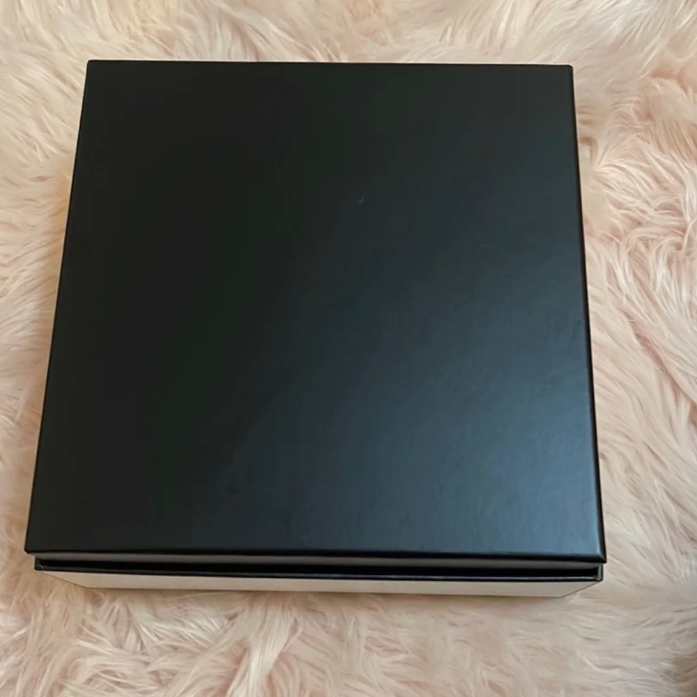 Empty Chanel Gift Box - Picture 4 of 4
